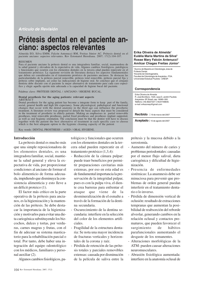 Modelo médico de la mandíbula con dientes postizos en un alfiler sobre  fondo azul.